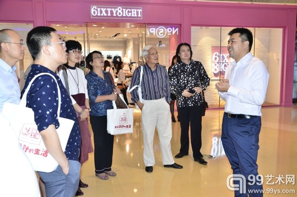 吴铮陪同与会嘉宾参观大悦城五号车库街区。