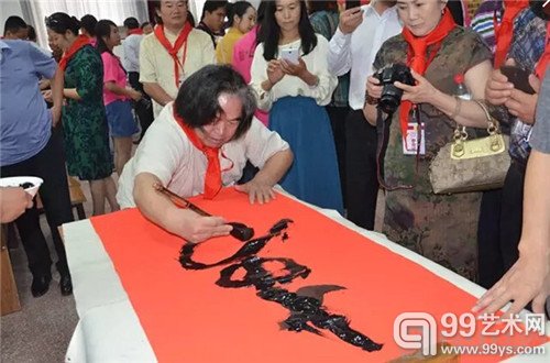 书画家给革命老人写寿字