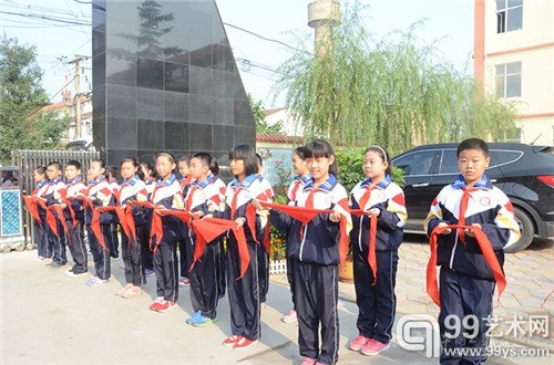 学生迎接书画家