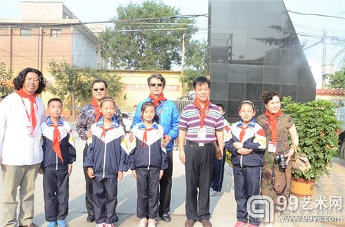 书画家与学生合影