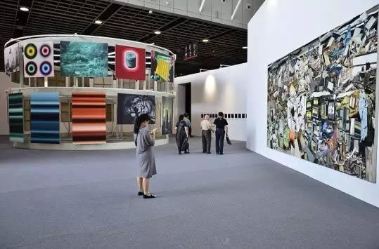 总策展人朱彤策划的主题邀请展“目光所及——后金融危机时代的中国新艺术”展览现场