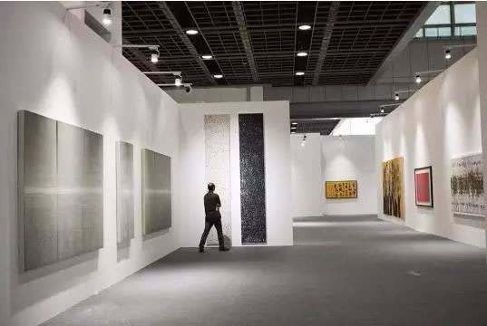 策展人夏可君策划的主题邀请展“中国当代墨线艺术”展览现场