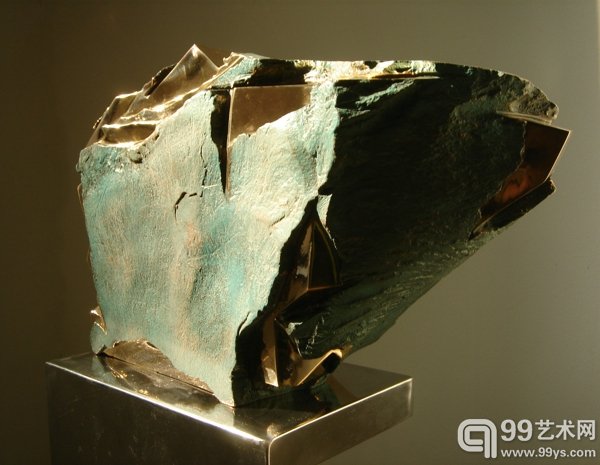 许正龙《突破》,青铜,40cm×16cm×25cm,2004年