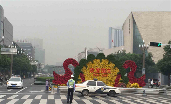 天府广场西侧的花卉造型
