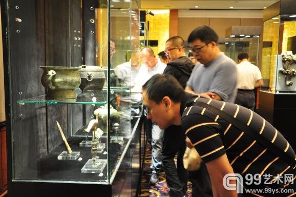 中国嘉德（香港）2015秋拍预展现场-瓷器工艺品
