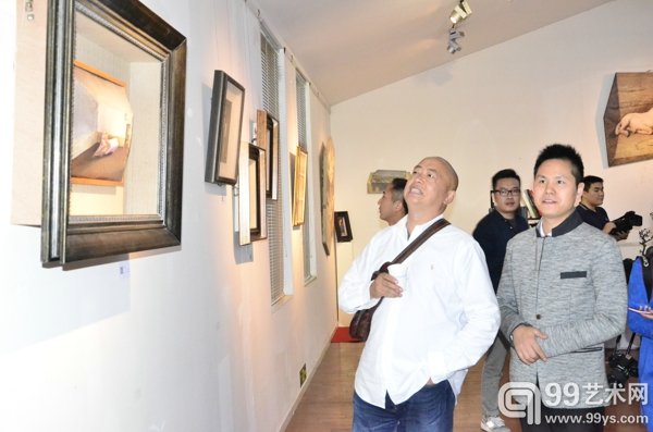 王华祥与张显飞在展览现场