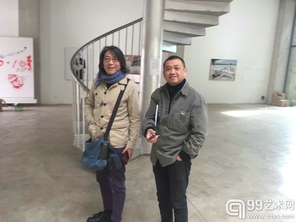 艺术家沈敬东在展览现场沈敬东