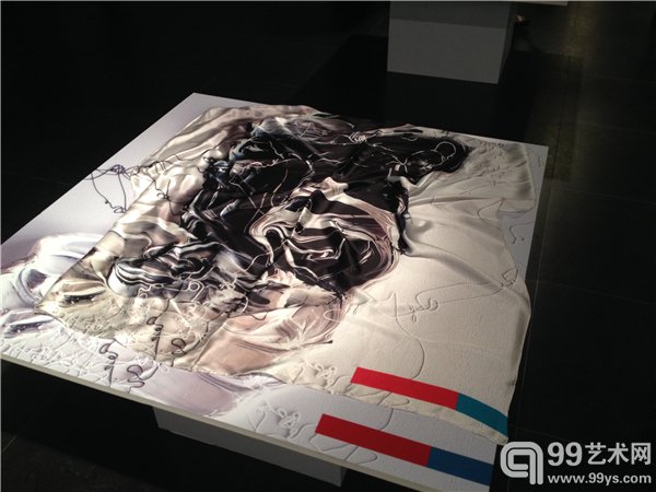 展览现场，展出丝巾