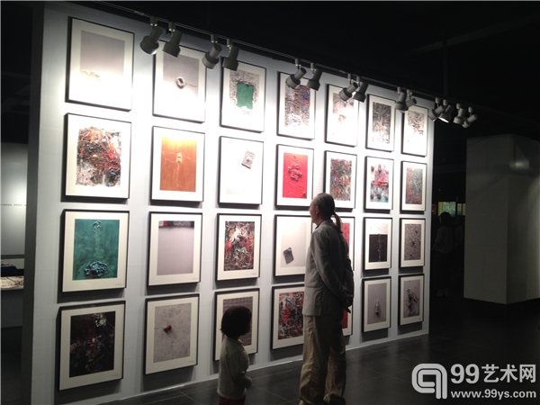 展览现场，一整面版画作品墙