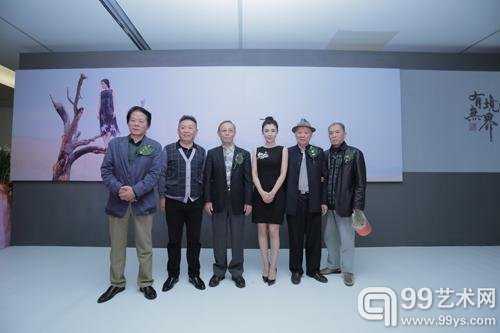 关山和嘉宾合影