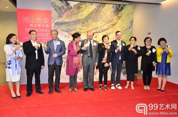 嘉宾庆祝展览开幕