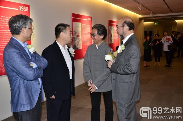 国家博物馆副馆长陈履生（左一）、嘉德艺术中心总经理寇勤（左二）、香港汉雅轩总监张颂仁（右二）梅洁楼主人罗仲荣（右一）