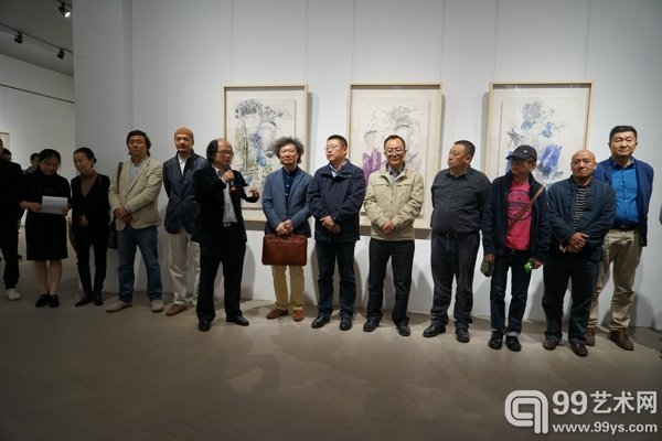 学术主持张晓凌讲话
