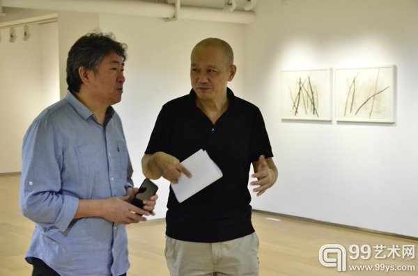 艺术家谭平与湖南美术出版社李小山社长在展览现场