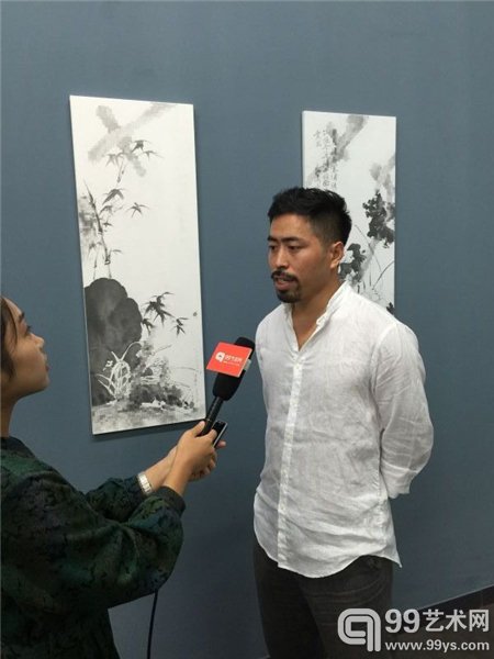 艺术家陈强戈在现场接受99艺术网采访