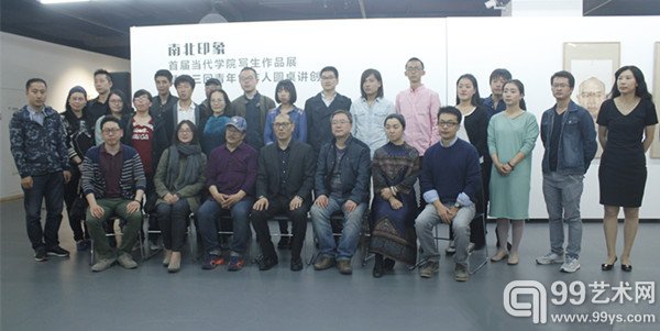 嘉宾与参展艺术家合影
