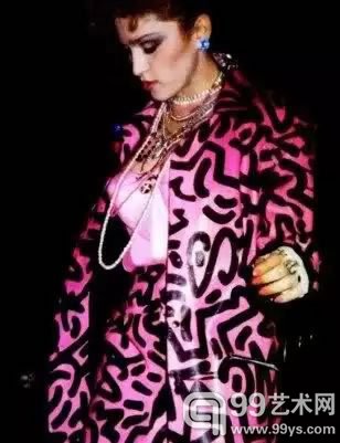 Keith 为年轻的 Madonna设计的演出服装