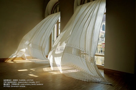 2015西岸艺术与设计博览会上的一件装置艺术作品《阿卡迪亚的忧郁》，结合展厅空间，用固化的窗帘营造起风的效果。图片来自于西岸艺术与设计博览会官方网站。