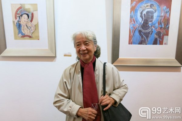原中央工艺美术学院老院长常沙娜在自己作品前