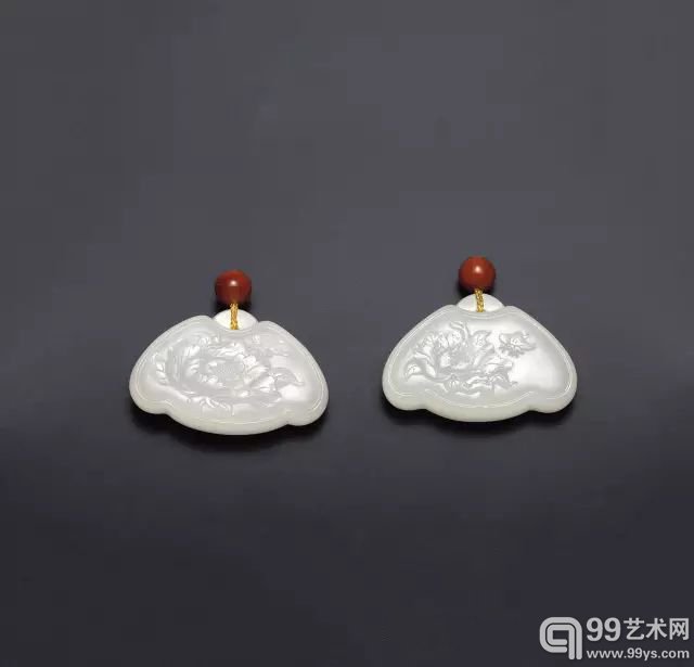 黄杨洪 白玉雕牡丹挂坠一对 新疆和田籽玉 3.23 × 2.15 × 1 cm 12 g / 11 g 无底价