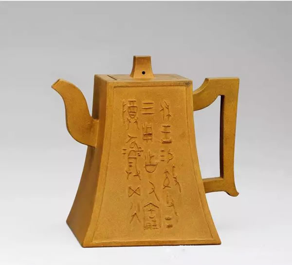 清中期 朱石梅制用霖款金文印花方钟壶 宽 13.5 cm