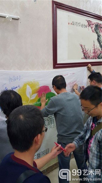 艺术家在活动海报上签名留念