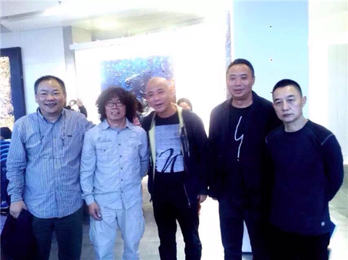 艺术家何工与友人合影
