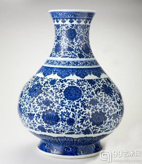 青花瓷瓶，中国使节张荫桓1897年赠与维多利亚女王(在位60周年庆)。编号：574