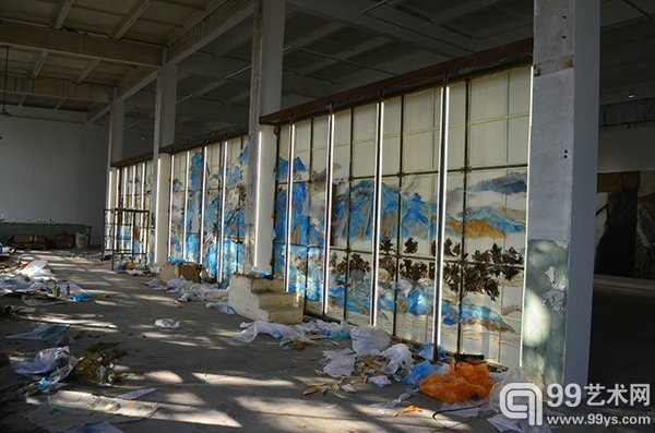 “背后的故事: 北京塑料三厂的秋山仙逸图” 徐冰 材质:塑料厂的旧物和自然光线 2015