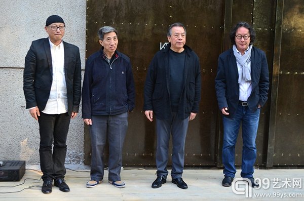 策展人与艺术家合影:(左起)策展人冯博一、艺术家梁绍基、艺术家尚扬、艺术家徐冰
