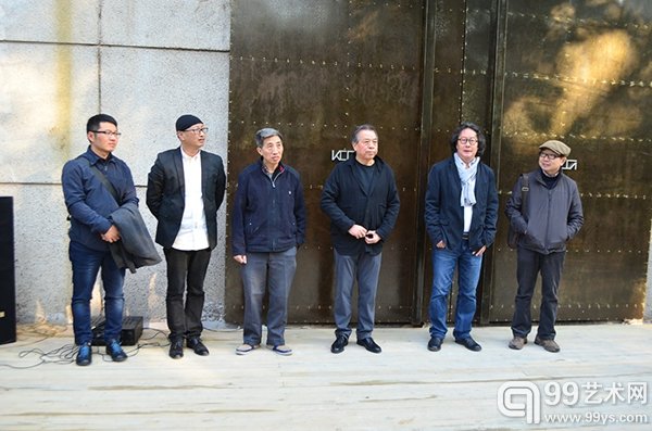 现场嘉宾合影:(左起)策展人王晓松、策展人冯博一、艺术家梁绍基、艺术家尚扬、艺术家徐冰、艺评家尹吉男
