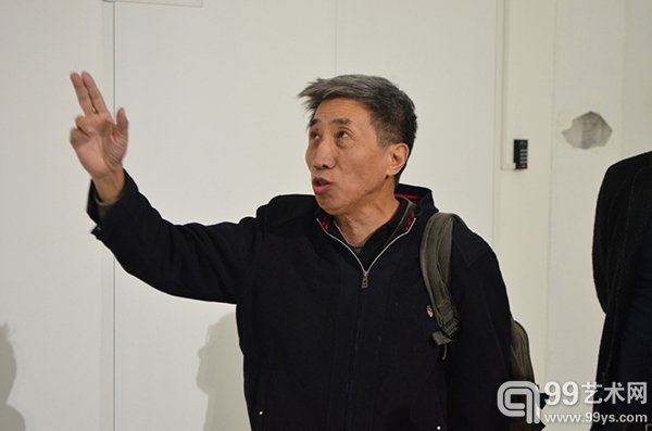 艺术家梁绍基为观众导览