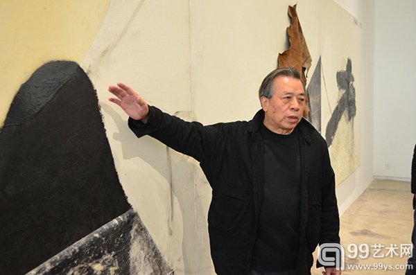 艺术家尚扬为观众导览