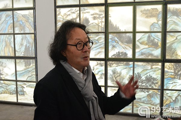 艺术家徐冰为观众导览