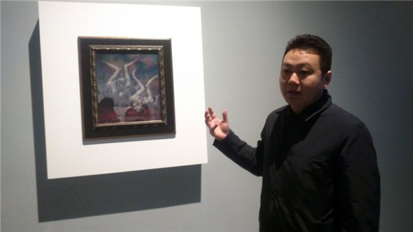 策展人崔灿灿正在为媒体导览