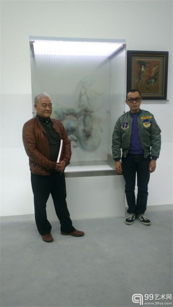 夏小万与嘉宾在作品前合影