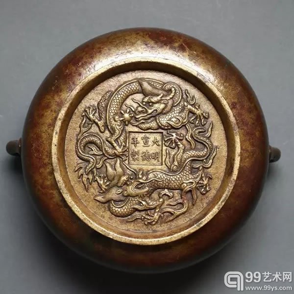 明中期 蚰龙耳簋式炉 双龙抱“大明宣德年制“楷书款 口径13.7厘米,高8.2厘米 重1394克