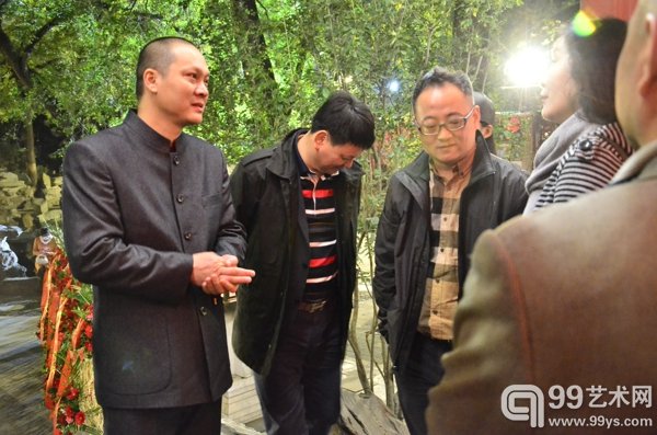 艺术家金延林(左一)与嘉宾现场交流