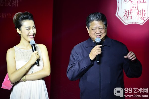 中国红楼梦学会会长张庆善(右)在鉴赏会现场