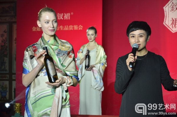品酒师于晓亮女士介绍《红楼钗裙》艺术红酒