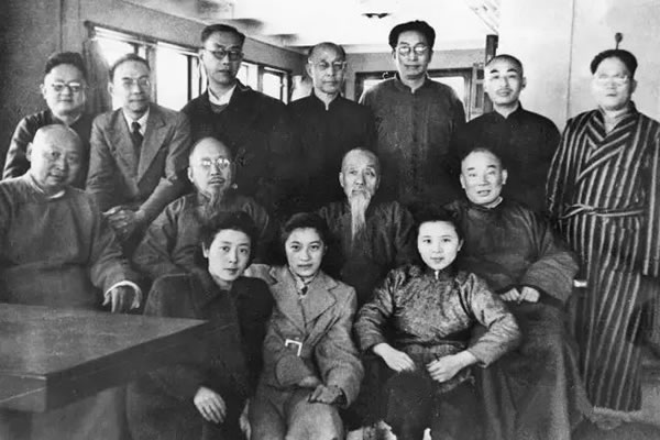 从香港回解放区的船上留影（1949年3月）中排左起：包达三、柳亚子、陈叔通、马寅初；后排左起：傅彬然、沈体兰、宋云彬、张絅伯、郑振铎、叶圣陶、王芸生