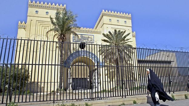 伊斯兰国武装分子在摩苏尔砸毁了古亚述文物，从而激起了国际社会的愤怒， 但是后来有证据表明这些被破坏的文物都是赝品。