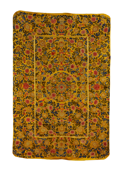 清乾隆 杏黄地打子彩绣花卉纹床垫 162×109cm RMB:450,000-650,000
