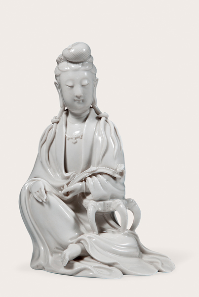 清早期 德化持如意自在观音 高 21.7 cm RMB: 60,000 - 90,000
