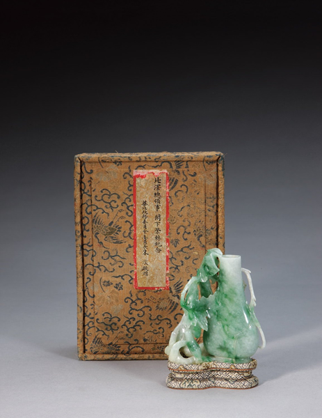 民国 翡翠雕代代平安小花插 高 9.5 cm RMB: 600,000 - 900,000