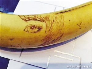 黄渤在香蕉上作画。