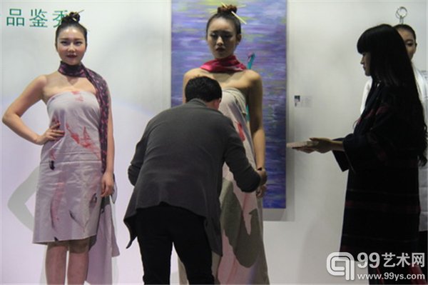 艺术家刘林魁现场行为表演