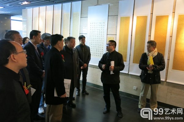 展览现场艺术家靳敏一为嘉宾介绍个人作品