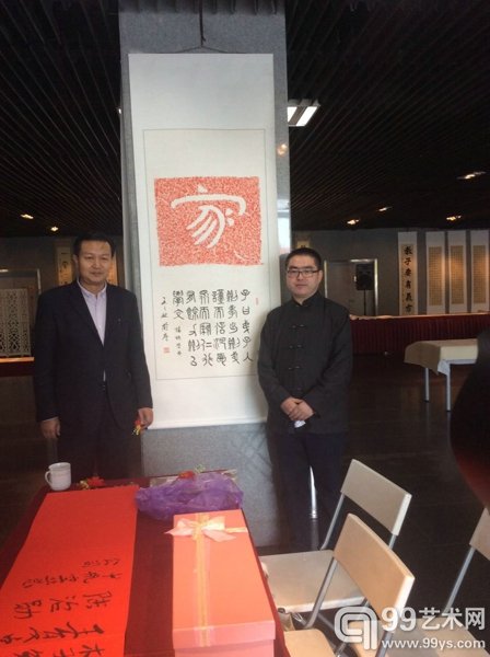 艺术家靳敏一与嘉宾合影