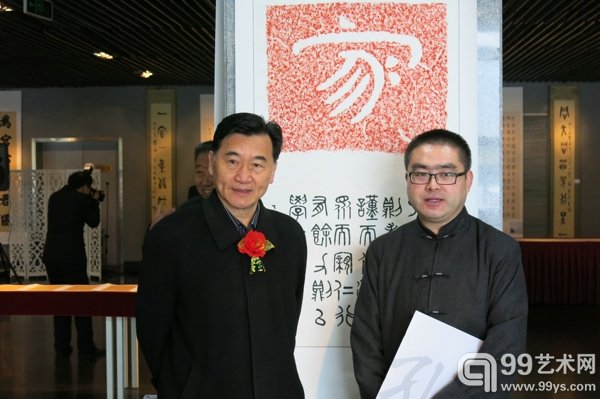 艺术家靳敏一与嘉宾合影